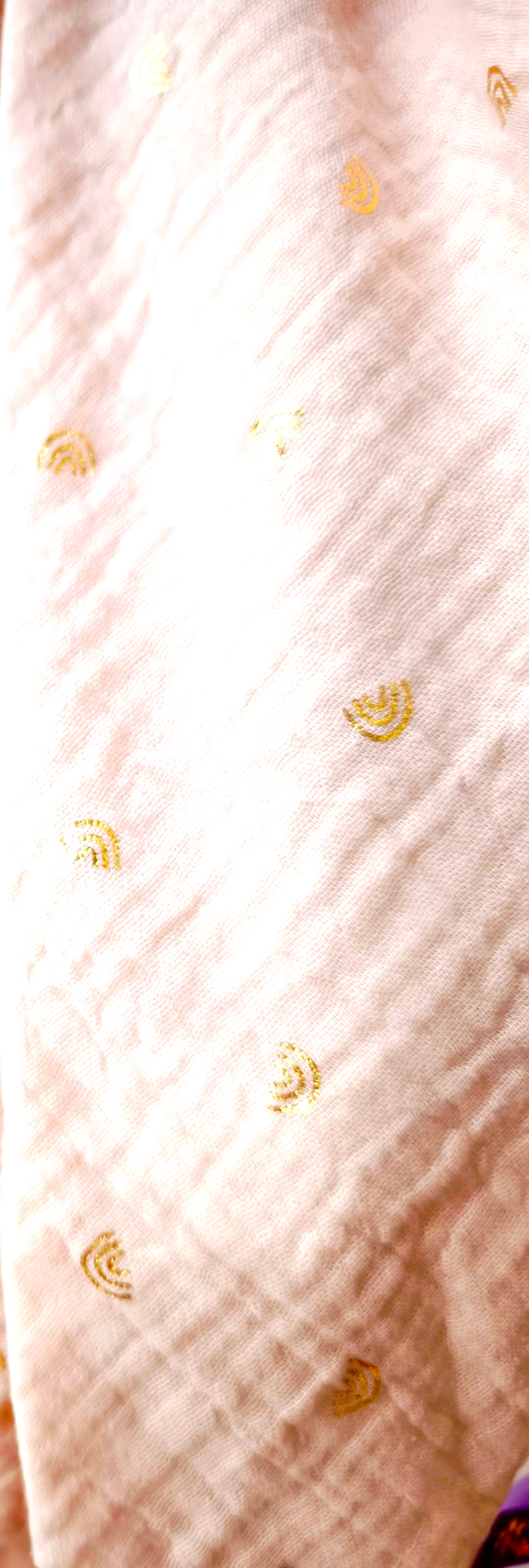 Beiges XXL Dreieckstuch aus hochwertigen Musselinstoff mit goldenen Regenbogen Deko